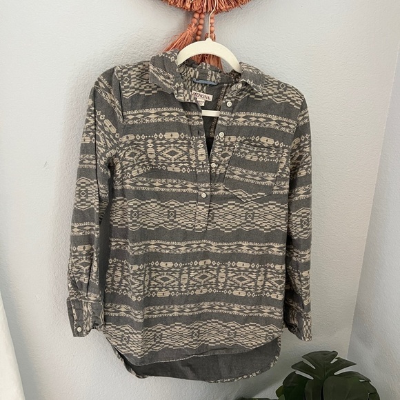 Merona Grey Ivory Aztec Southwestern Pattern Button Down Shirt Blouse Boho Top - Picture 1 of 5